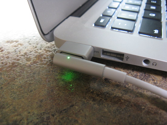 macbook pro power cord blinking green